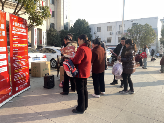 1735635931648659.png 中荊置業(yè)前往團林鎮(zhèn)開展“安居工程”政策宣講及中荊學府項目宣傳活動252.png